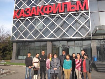 Les formateurs et porteurs de projet devant Kazakhfilms