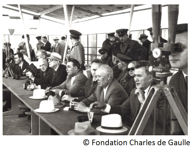 Baïkonour. De Gaulle (au chapeau), Brejnev, Kossiguine, Podgorni et Kunaev observent le lancement d'une fusée. 